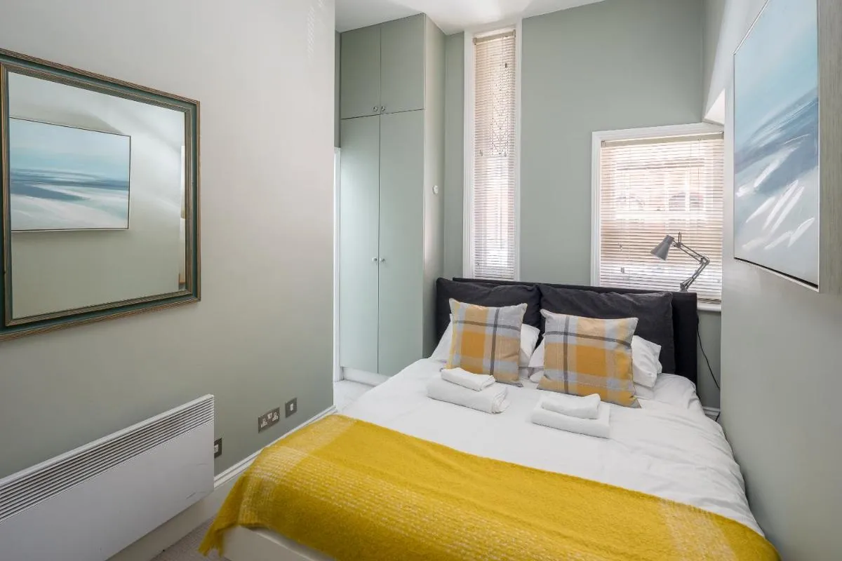 Image 1 of 1 minute from Sloane square Homm walkable to Harrods and Kings Road