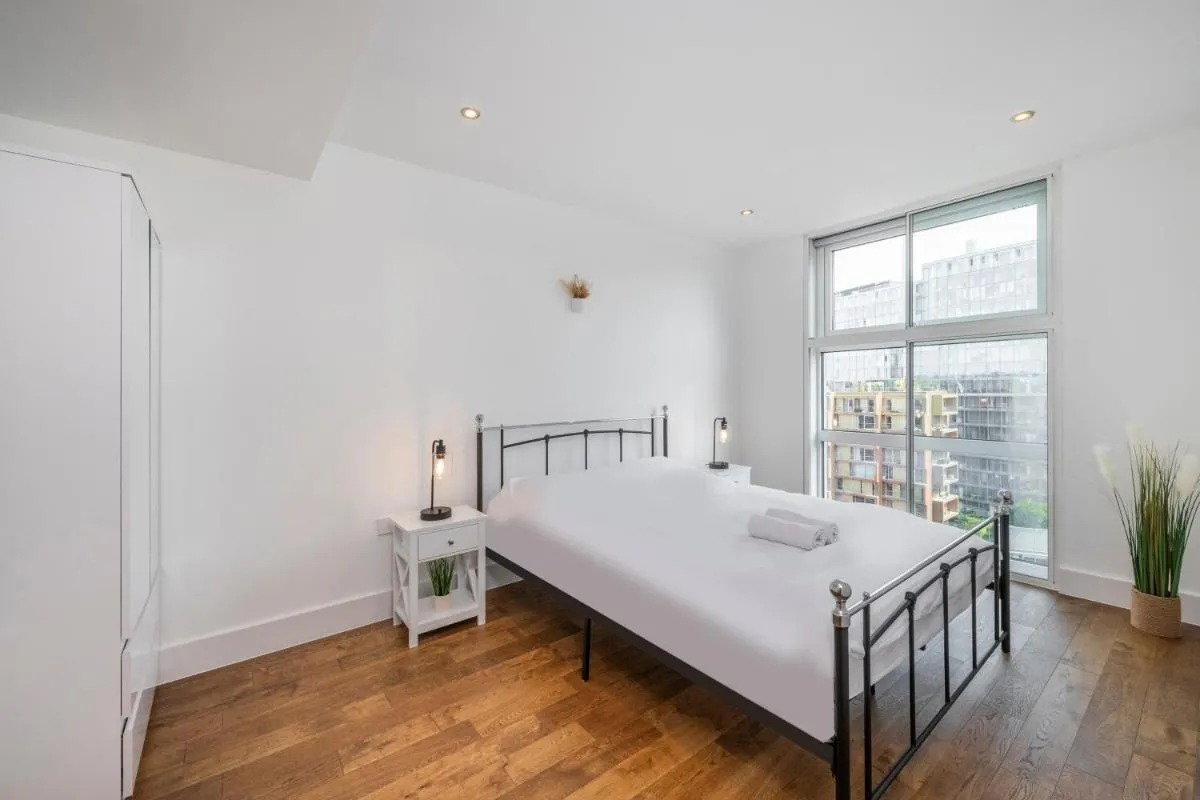 Image 1 of 2 Bed Apartment in Chelsea with AC