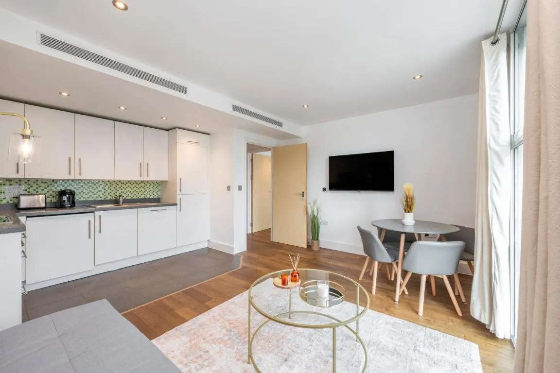 Image of 2 Bed Apartment in Chelsea with AC