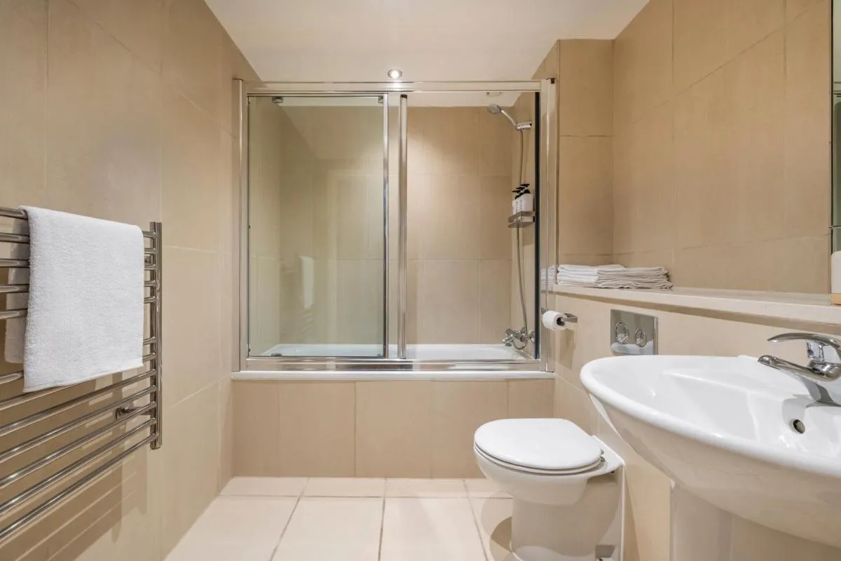Image 2 of 2 Bed Apartment in Chelsea with AC
