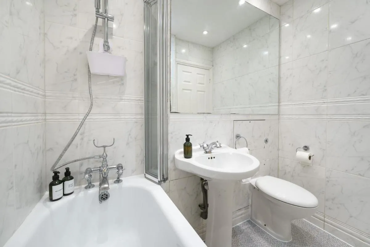 Image 2 of 2 Bedr, 3 Beds, 1 Bath Thames, Trafalgar SQ