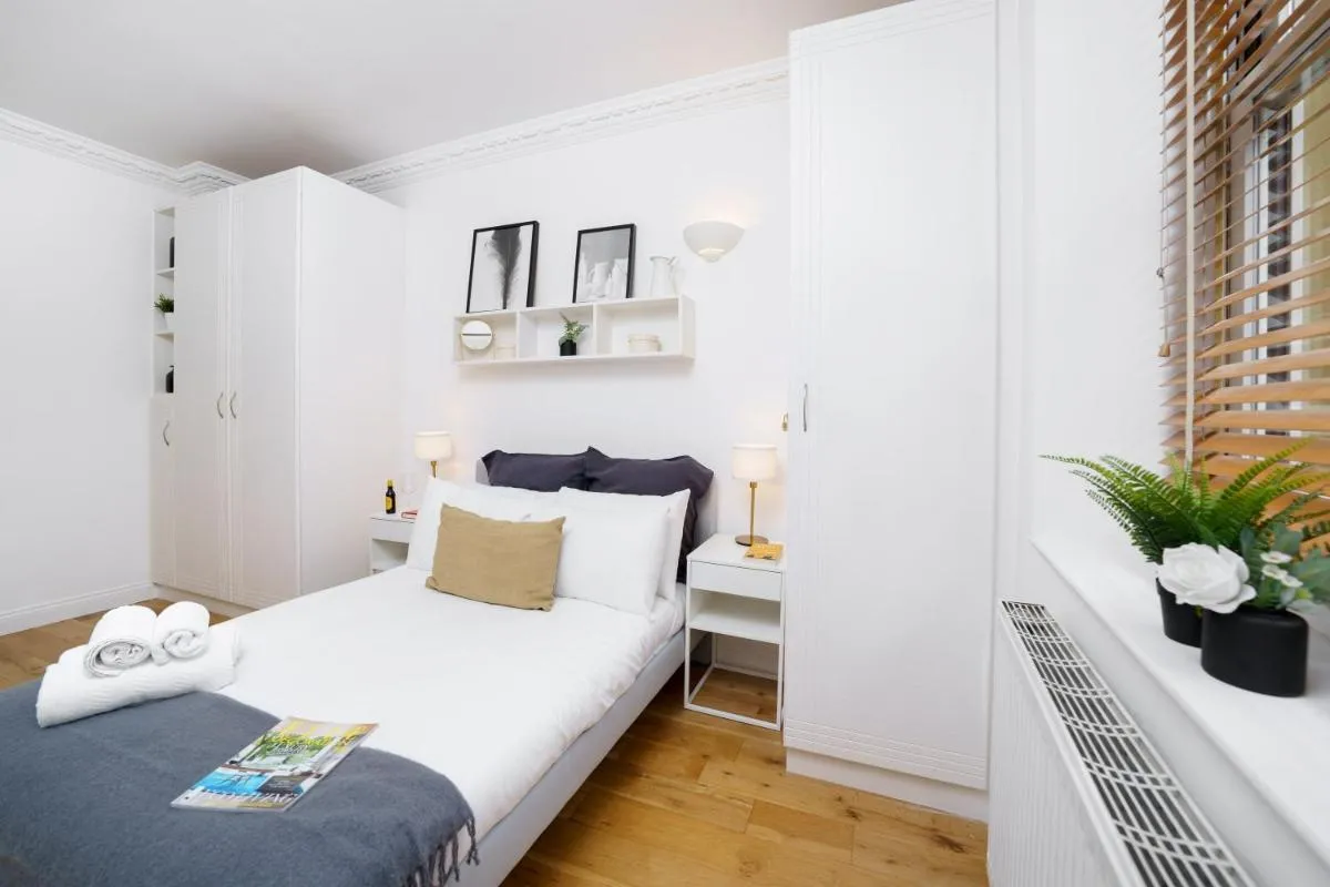 Image 1 of 2 Bedr, 3 Beds, 1 Bath Thames, Trafalgar SQ