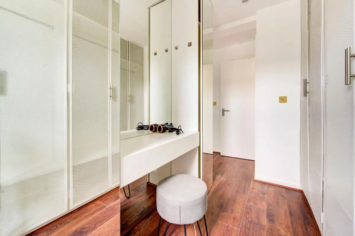 Image 6 of 3 Bedroom Baker Street Central Apartments