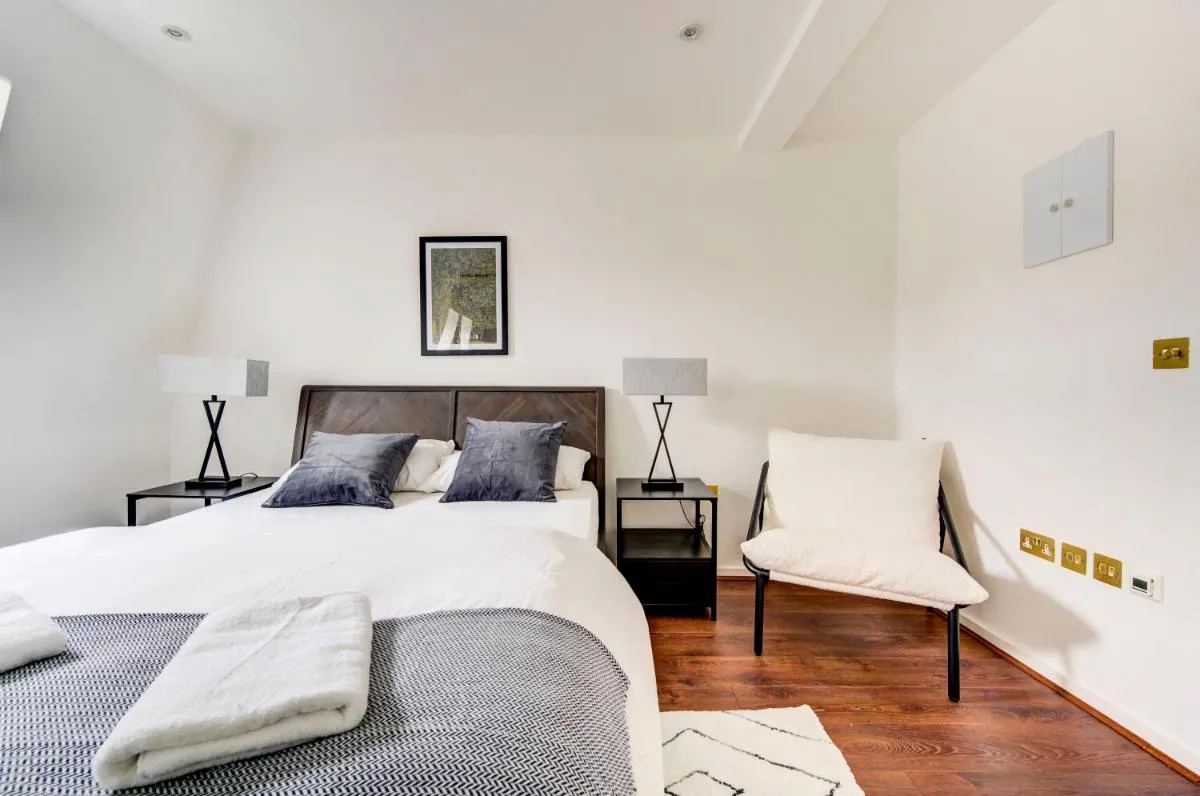 Image 1 of 3 Bedroom Baker Street Central Apartments