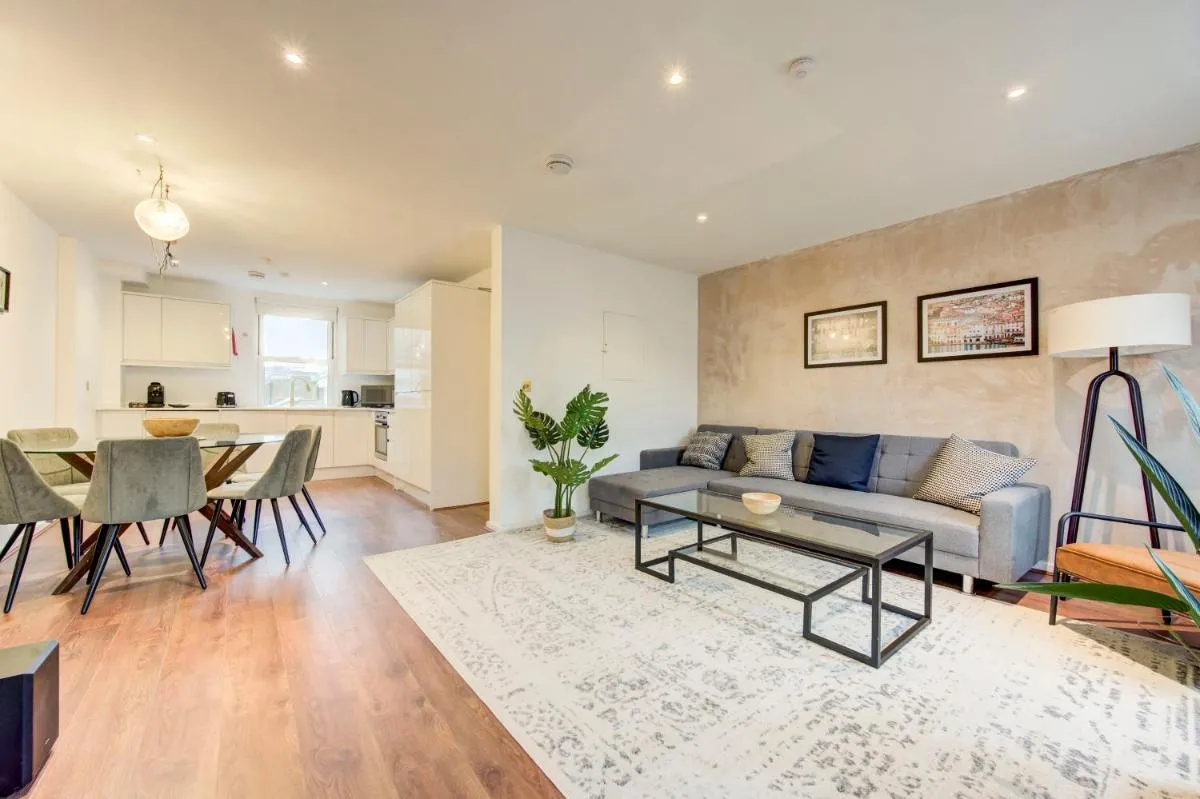 Image 3 of 3 Bedroom Baker Street Central Apartments
