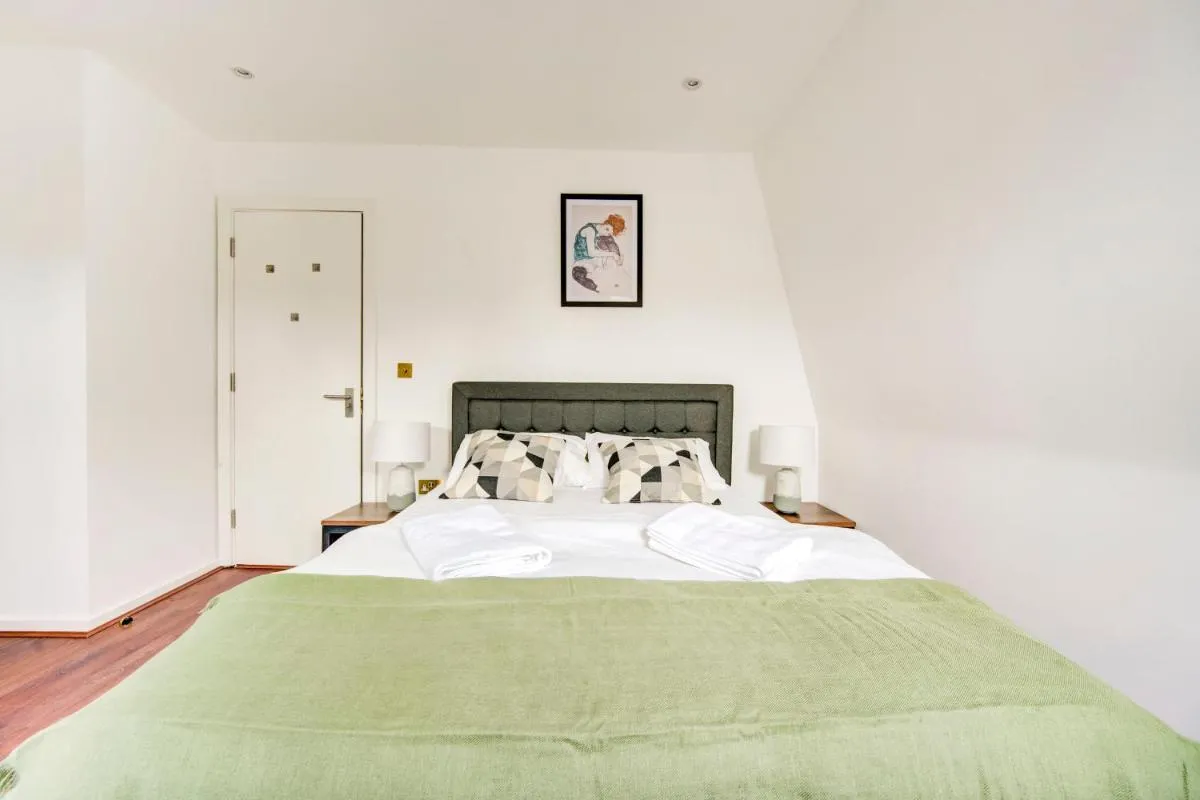 Image 5 of 3 Bedroom Baker Street Central Apartments