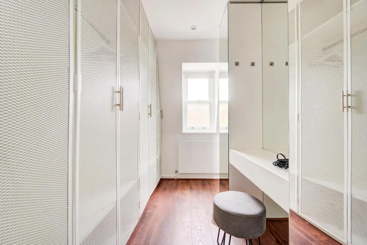 Image 2 of 3 Bedroom Baker Street Central Apartments
