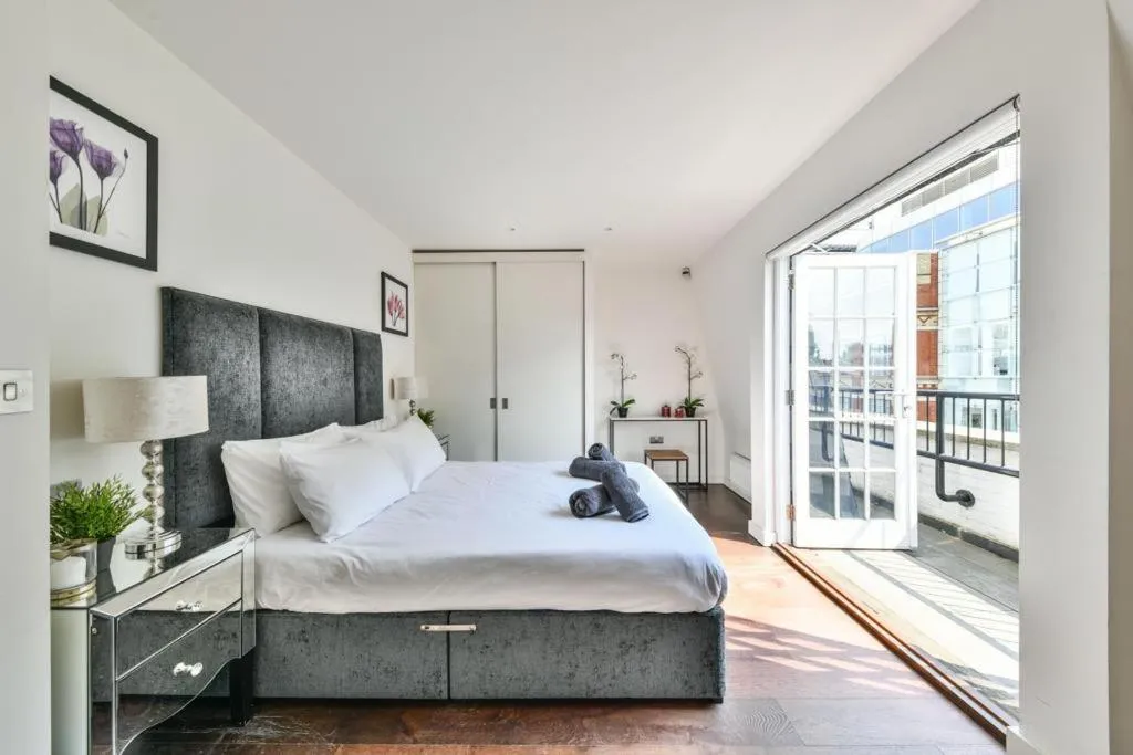 Image 1 of 3 bedroom penthouse with balcony