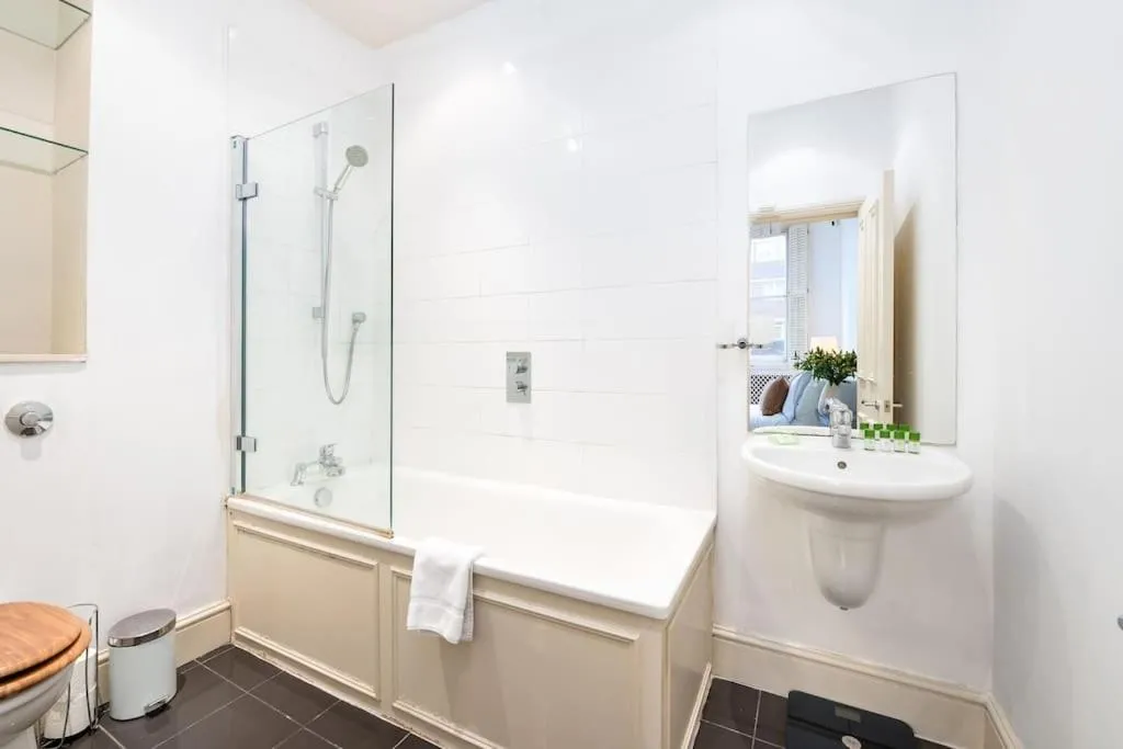 Image 2 of 48 Redcliffe Gardens by CAPITAL