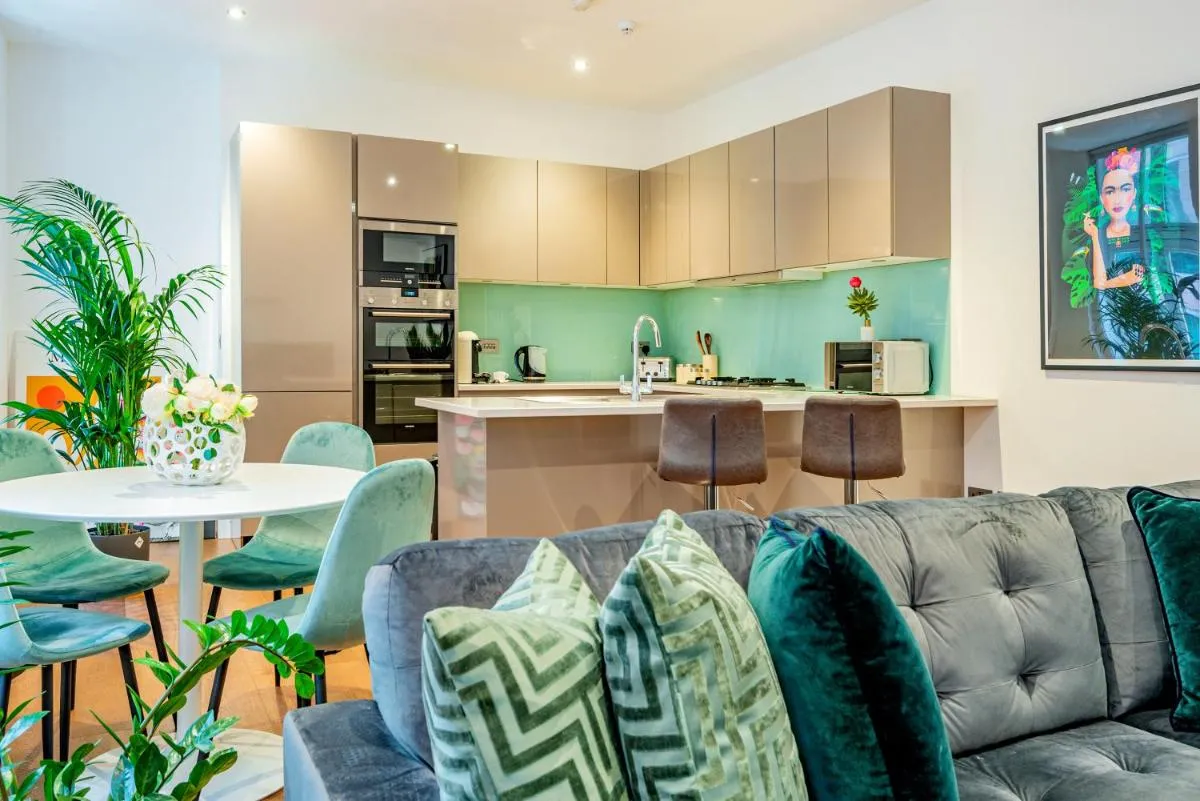 Image 2 of ARCORE Premium Rental Shaftesbury Avenue