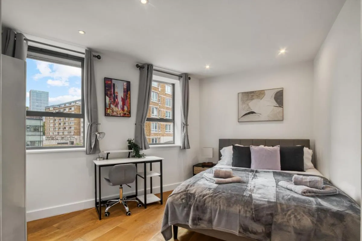 Image 1 of A Vibrant 2 Bed & 2 Bath in Old Street ZONE 1