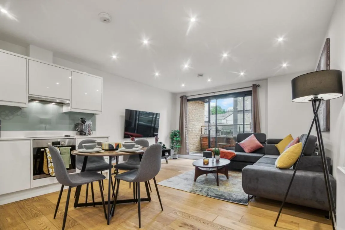 Image of A Vibrant 2 Bed & 2 Bath in Old Street ZONE 1