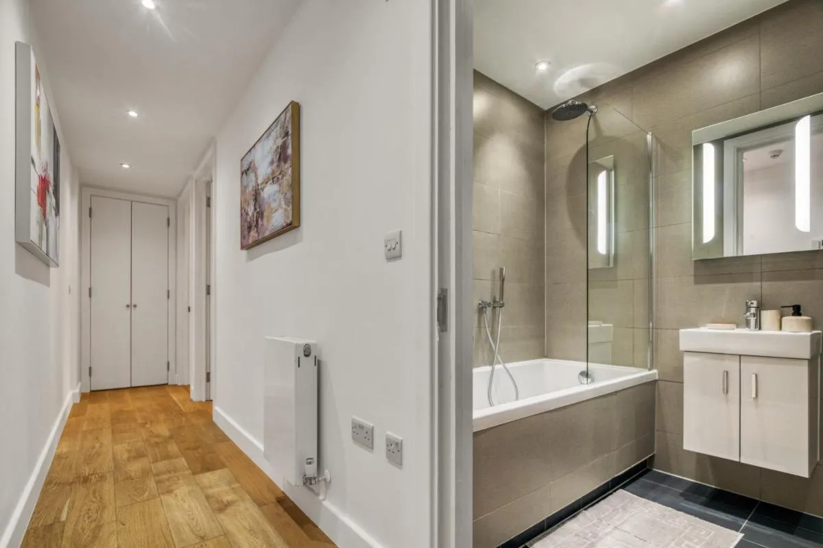 Image 2 of A Vibrant 2 Bed & 2 Bath in Old Street ZONE 1