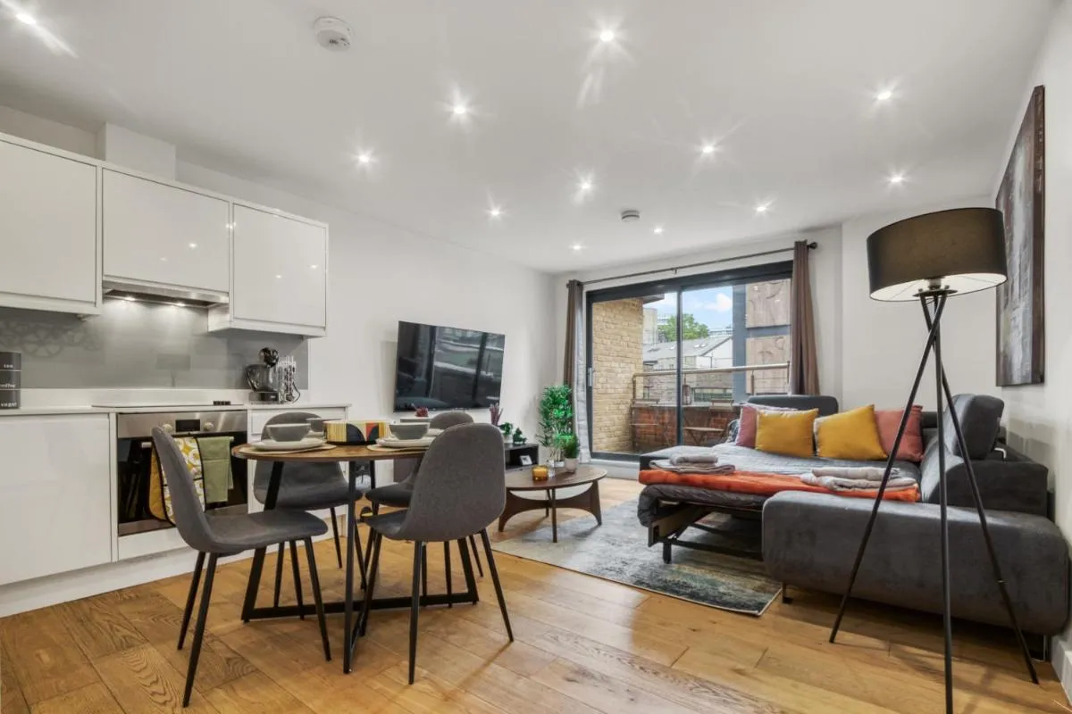 Image 3 of A Vibrant 2 Bed & 2 Bath in Old Street ZONE 1