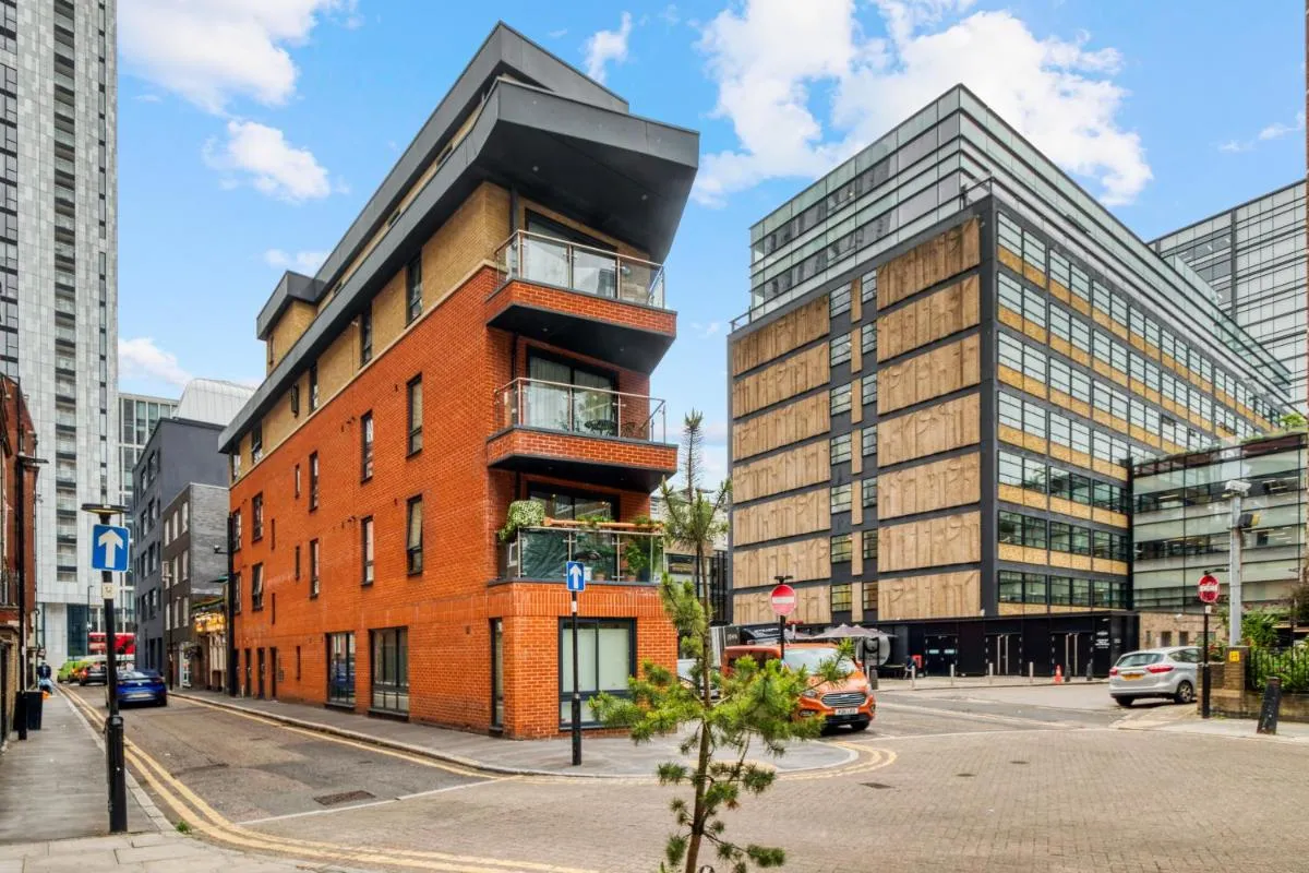 Image 5 of A Vibrant 2 Bed & 2 Bath in Old Street ZONE 1