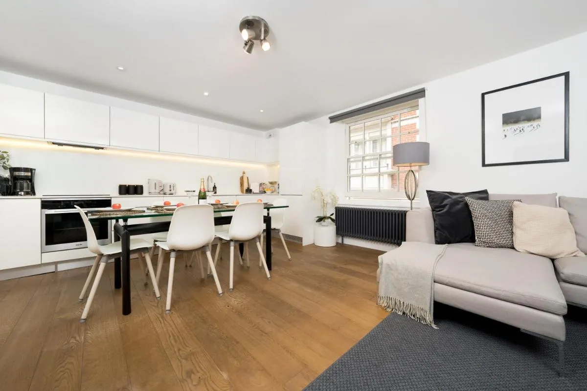 Image 2 of Aircon 2 Bedr, 3 Beds, 2 Bath Covent Garden, Subway