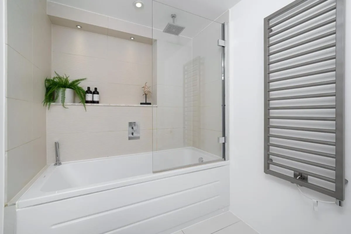 Image 6 of Aircon 2 Bedr, 3 Beds, 2 Bath Covent Garden, Subway