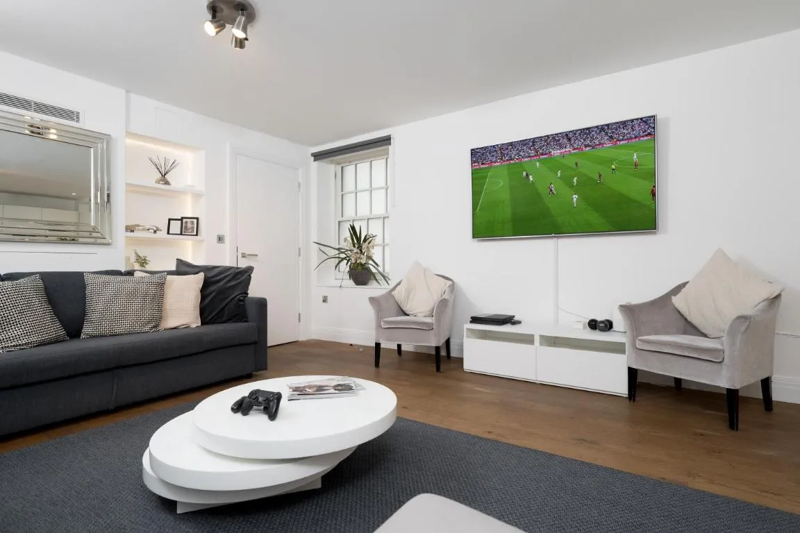 Image of Aircon 2 Bedr, 3 Beds, 2 Bath Covent Garden, Subway