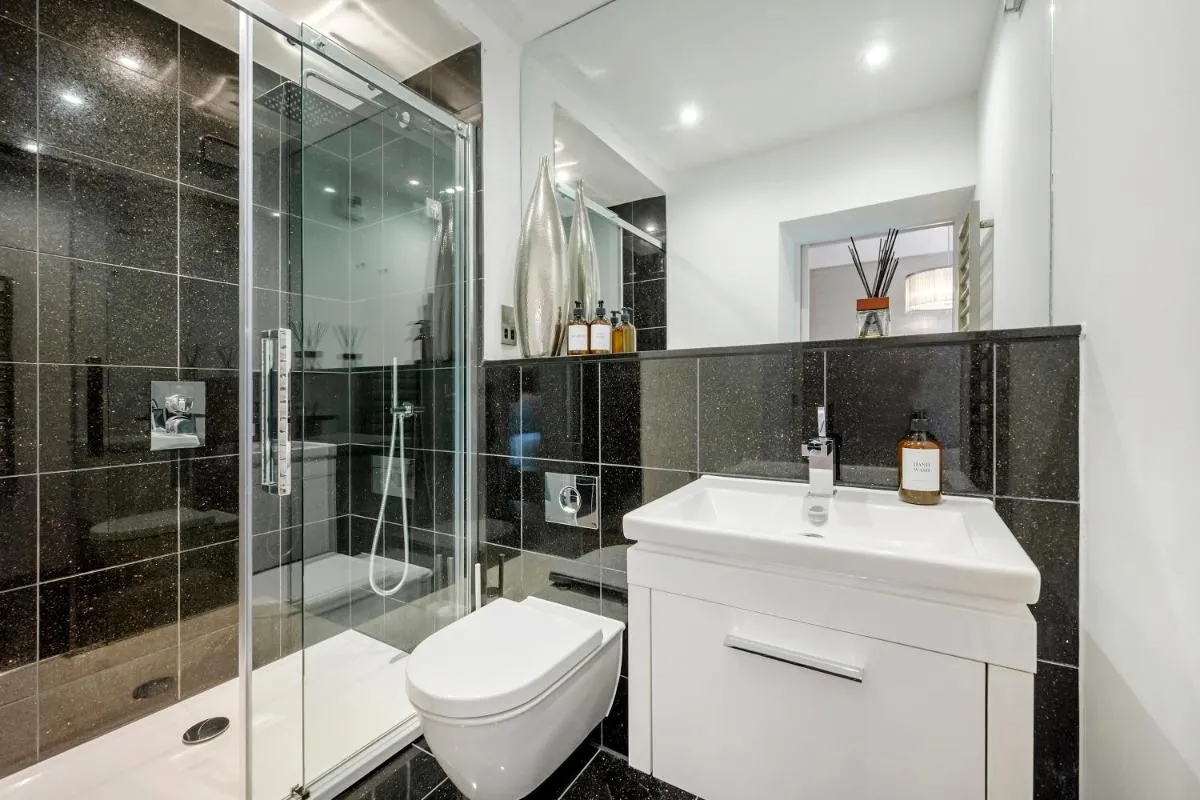 Image 1 of Aircon 2 Bedr, 3 Beds, 2 Bath Covent Garden, Subway