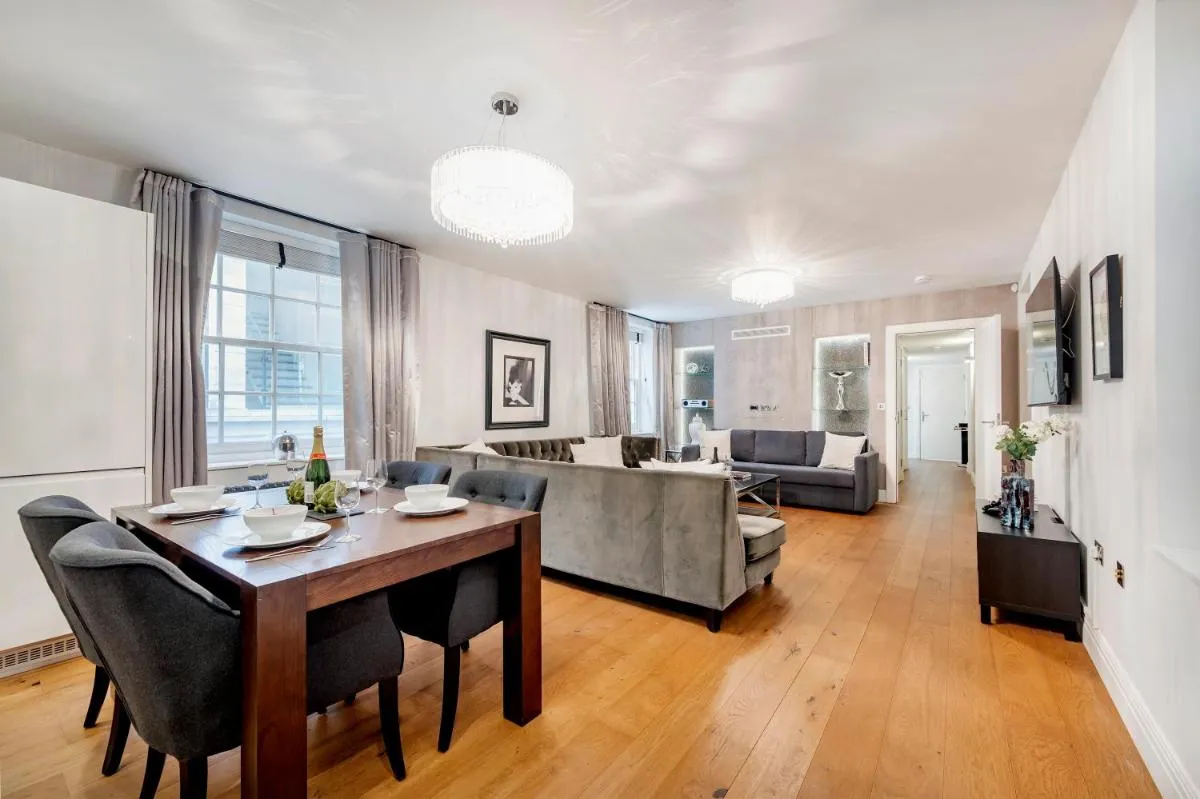 Image 4 of Aircon 2 Bedr, 3 Beds, 2 Bath Covent Garden, Subway