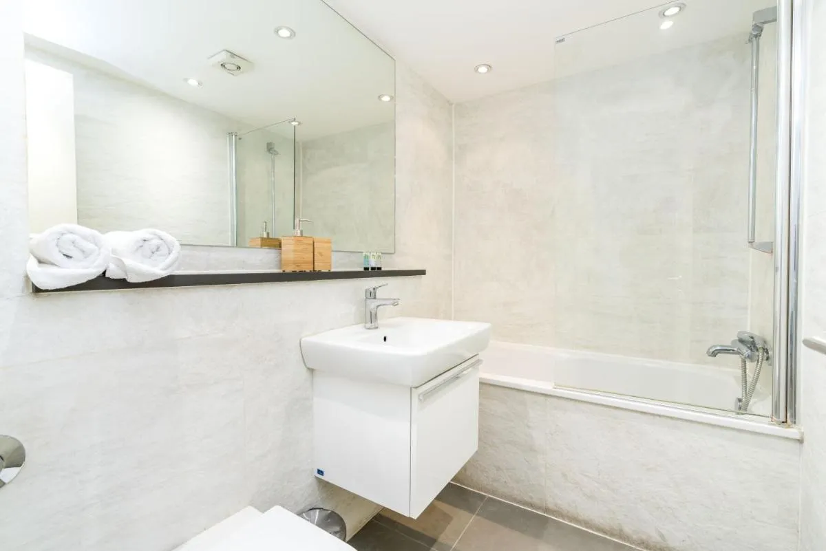 Image 2 of Amazing 2 bedroom / Earls Court / Kensington