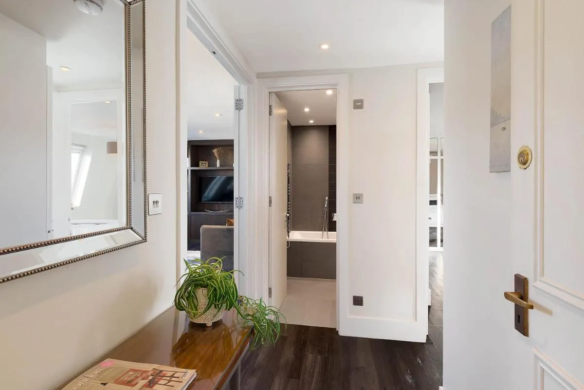 Image 2 of Amazing South Kensington Flat