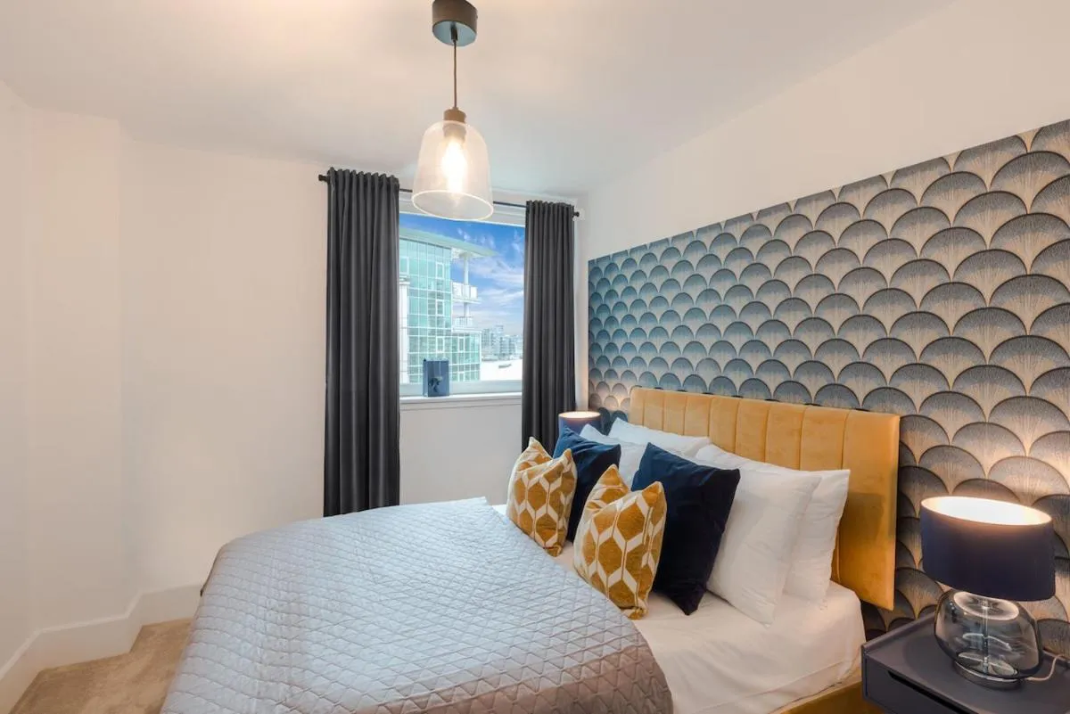 Image 6 of BEST THAMES VIEW in TOWN! LARGE LUXXE NOMAD DESIGN FAMILY HOME