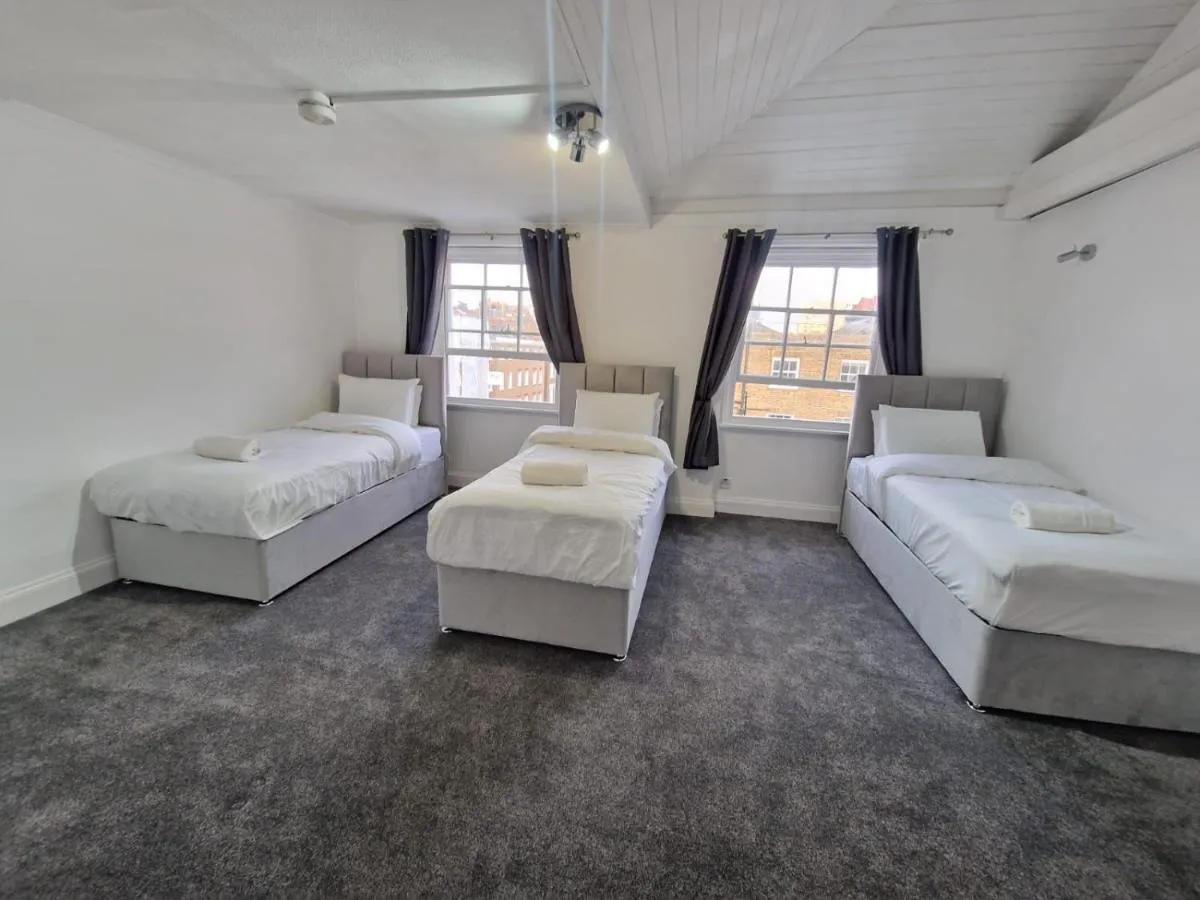 Image 2 of Baker Street Apartments