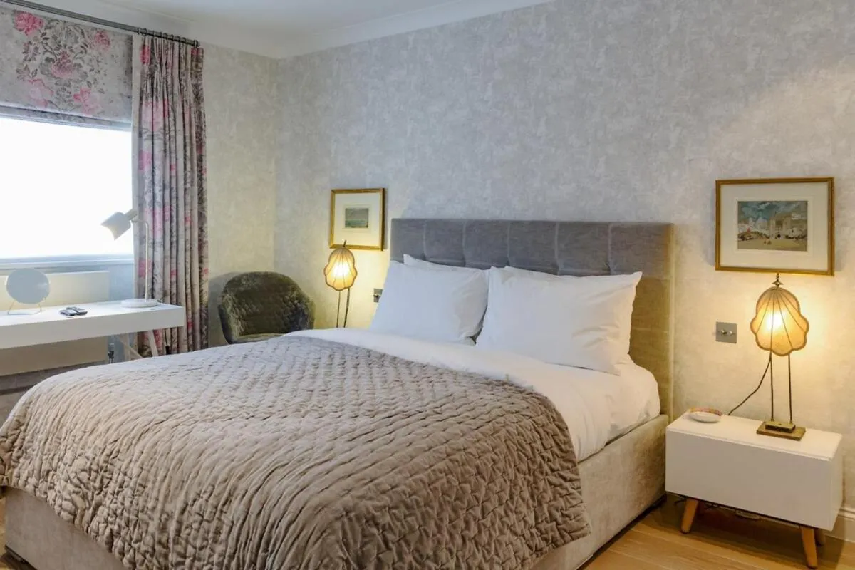 Image 1 of Beautiful 2 Bedroom 2 Bath Flat in South Kensington