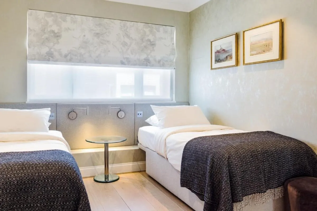 Image 2 of Beautiful 2 Bedroom 2 Bath Flat in South Kensington
