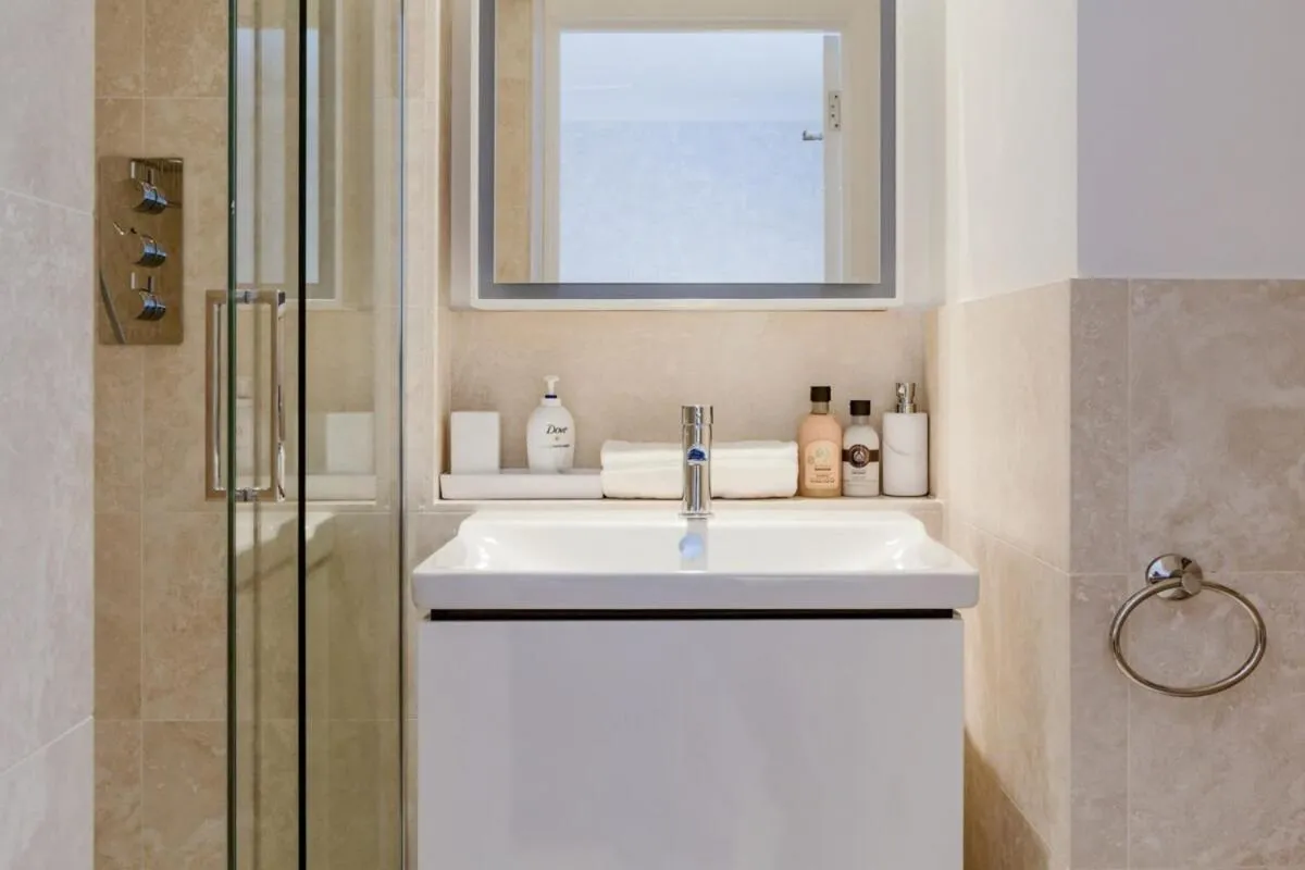 Image 4 of Beautiful 2 Bedroom 2 Bath Flat in South Kensington
