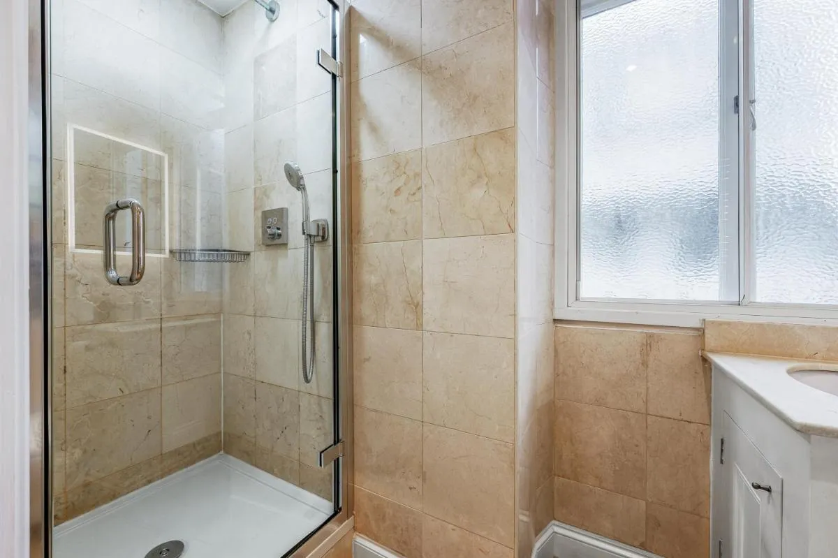 Image 6 of Beautiful One Bedroom Flat in Knightsbridge
