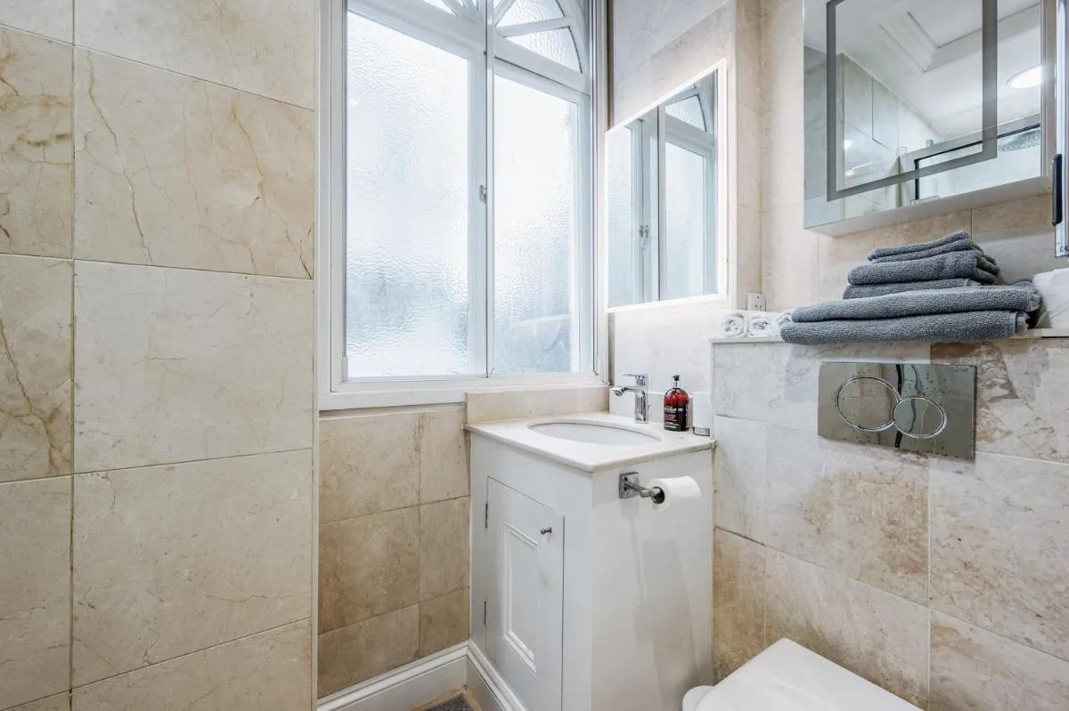 Image 2 of Beautiful One Bedroom Flat in Knightsbridge