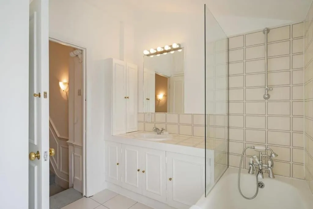 Image 2 of Beautiful maisonette in the heart of Chelsea
