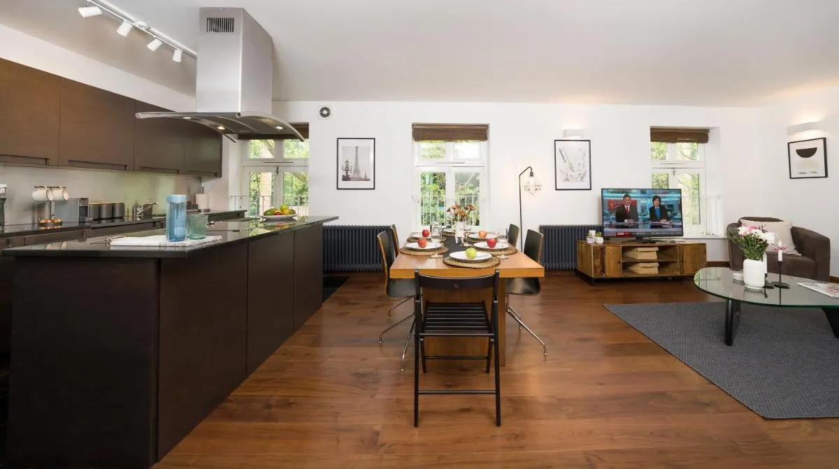 Image 3 of Best Location 2 Bedr, 3 Beds, Covent Grdn, China Town