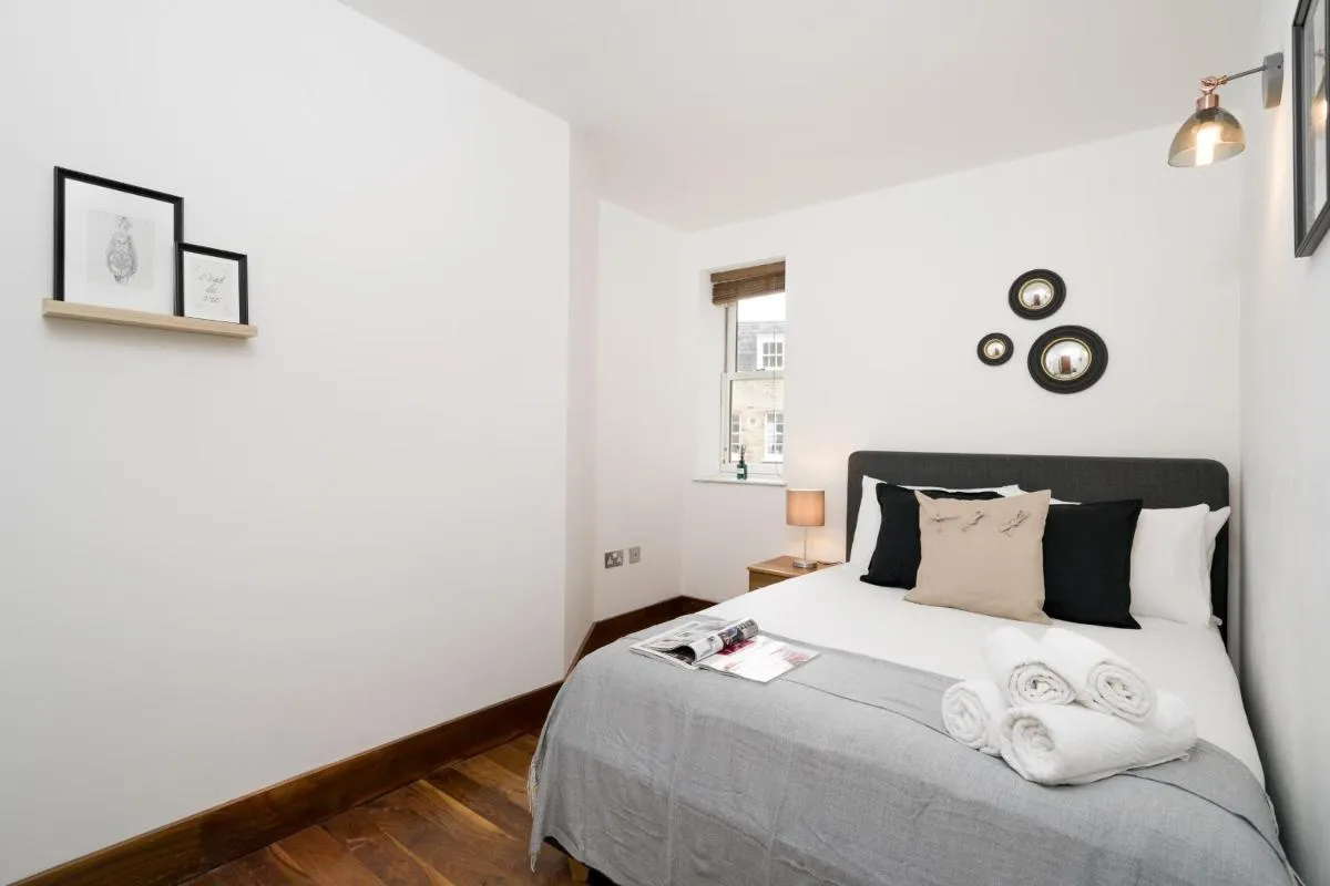 Image 1 of Best Location 2 Bedr, 3 Beds, Covent Grdn, China Town
