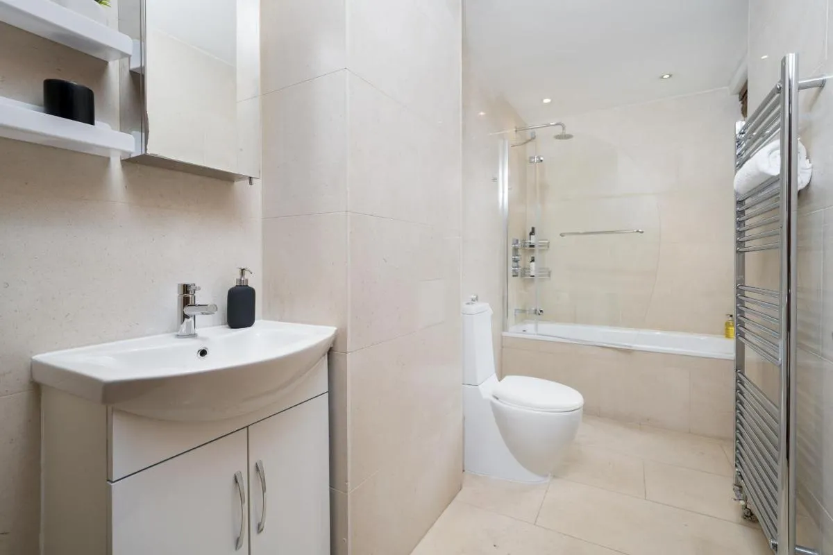 Image 6 of Best Location 2 Bedr, 3 Beds, Covent Grdn, China Town