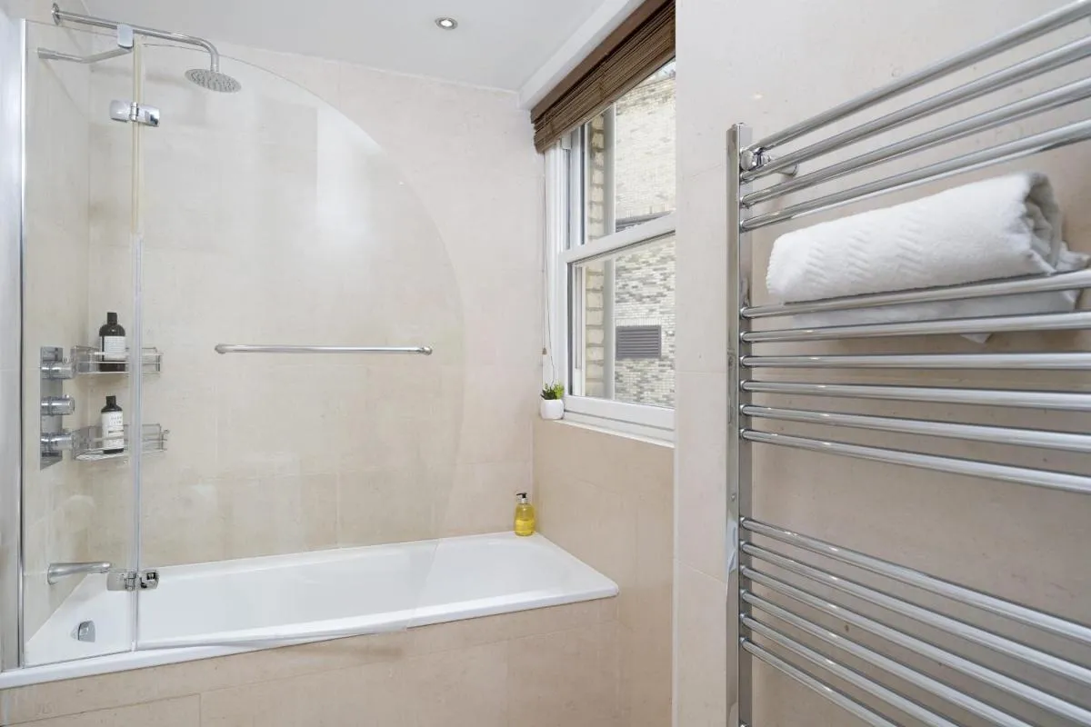 Image 2 of Best Location 2 Bedr, 3 Beds, Covent Grdn, China Town