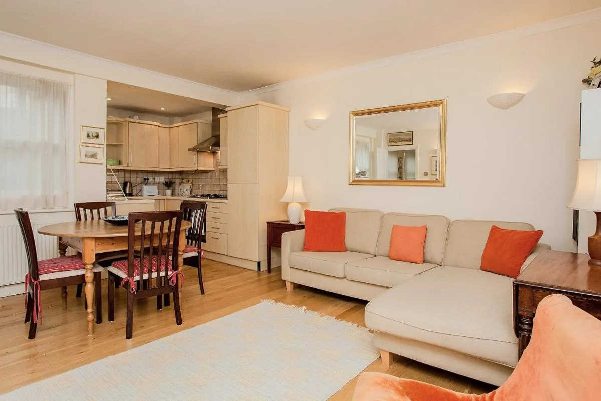 Image 2 of Bright 2 Bedroom Flat in Central London