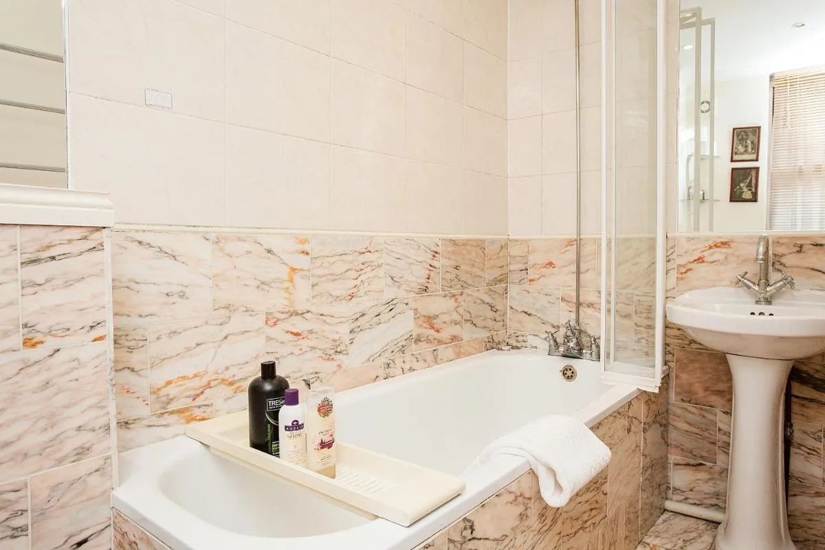 Image 1 of Bright 2 Bedroom Flat in Central London