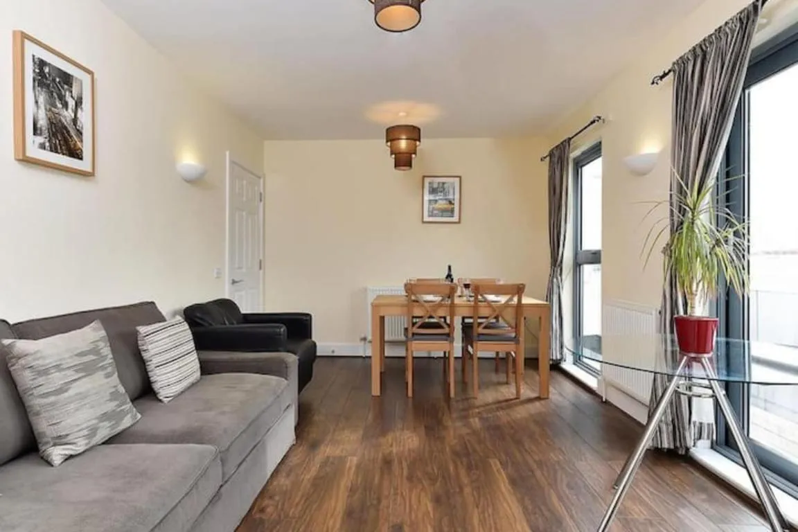 Image of Bright 2 Bedroom Flat in Lambeth With Balcony