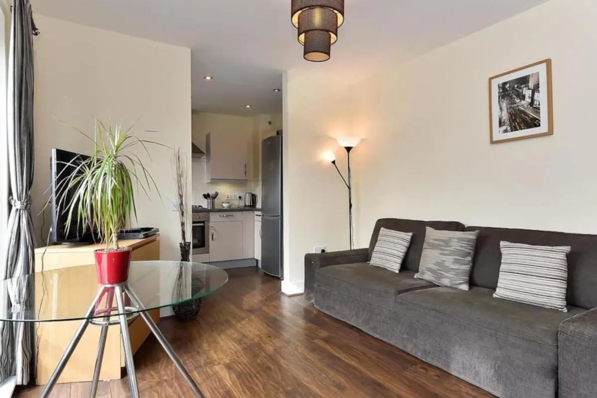 Image 6 of Bright 2 Bedroom Flat in Lambeth With Balcony