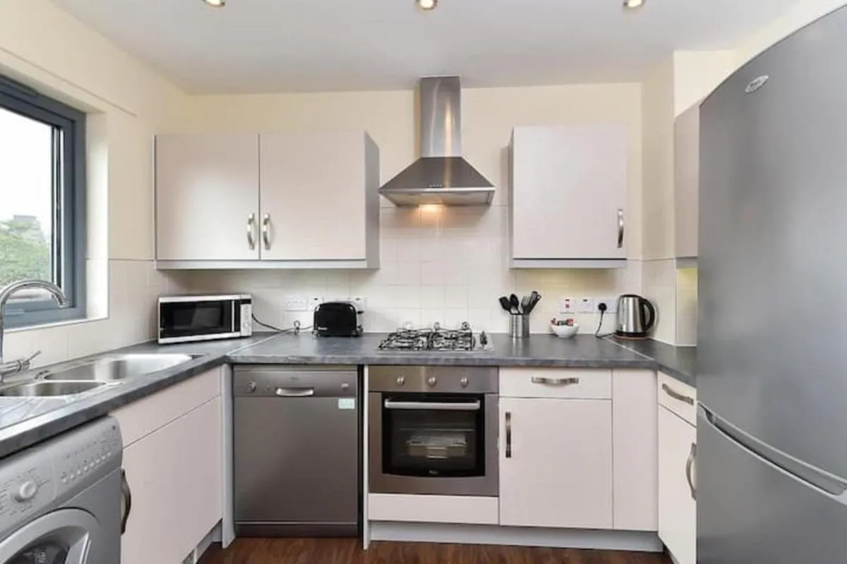 Image 2 of Bright 2 Bedroom Flat in Lambeth With Balcony
