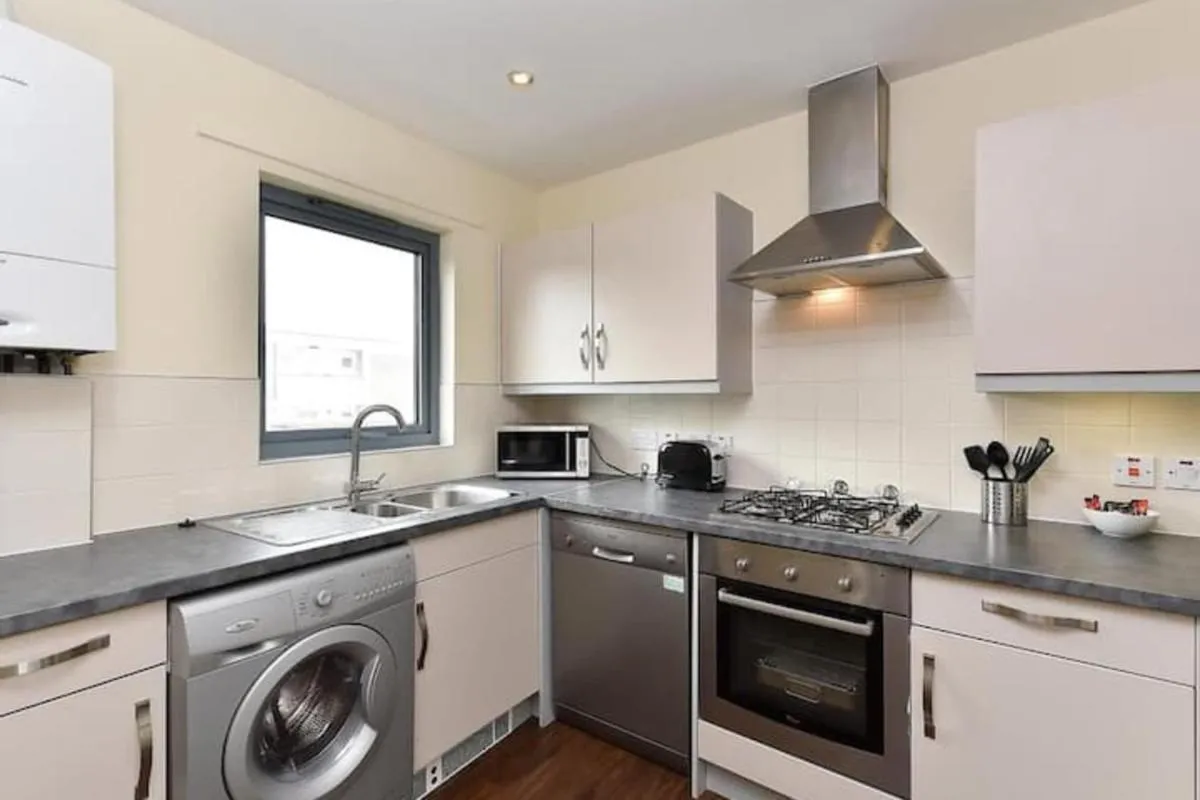 Image 4 of Bright 2 Bedroom Flat in Lambeth With Balcony