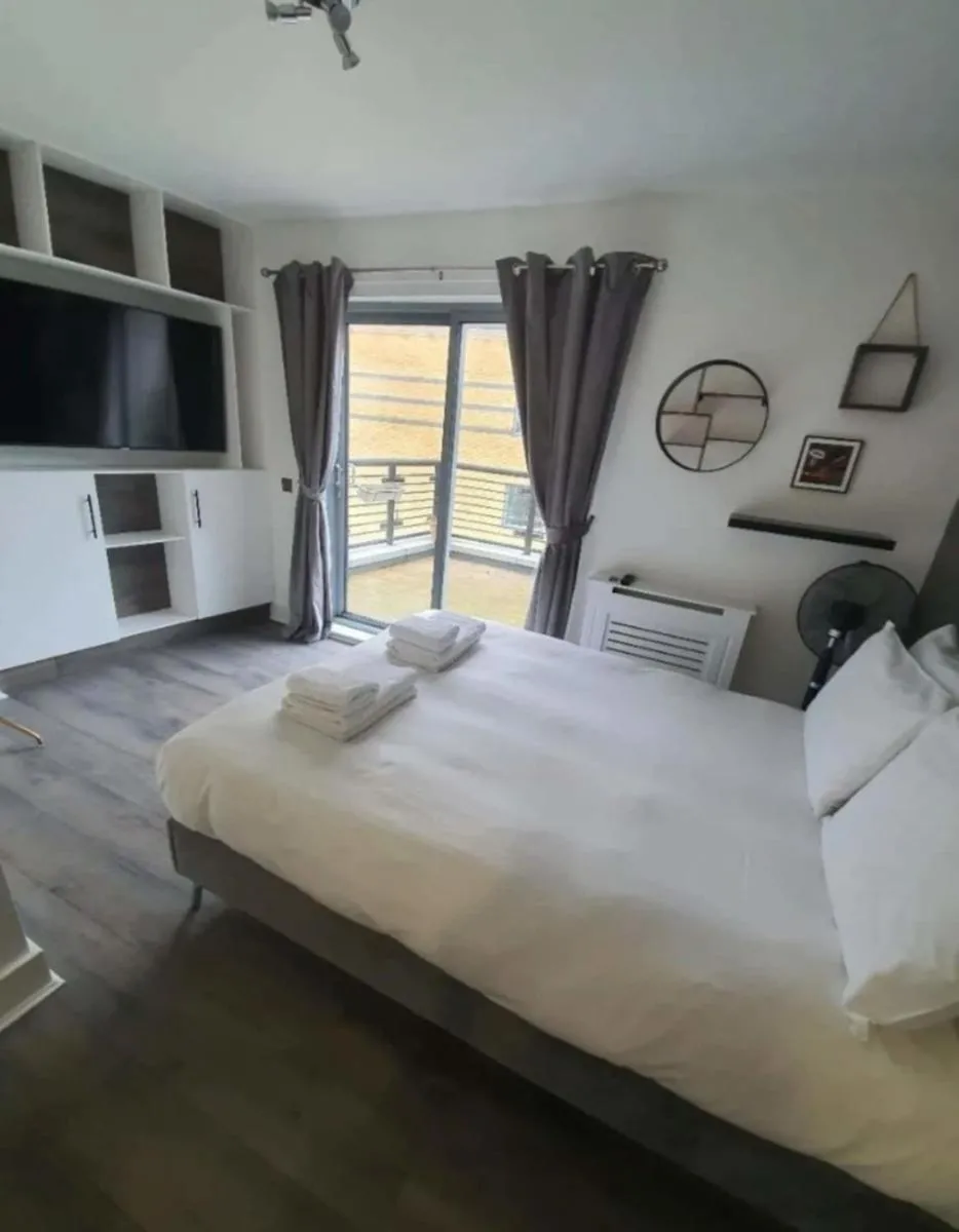 Image 3 of Bright 2 Bedroom Flat in Lambeth With Balcony