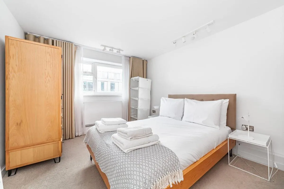 Image 5 of Bright Belgravia Apartment