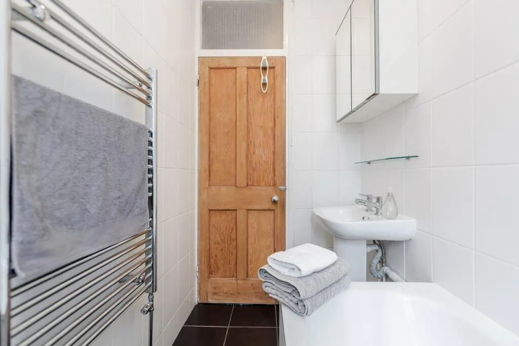 Image 2 of Bright, Modernised Apartment Close to Borough Market