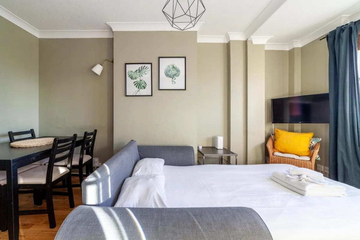 Image 1 of Bright and Cosy Apartment in South London