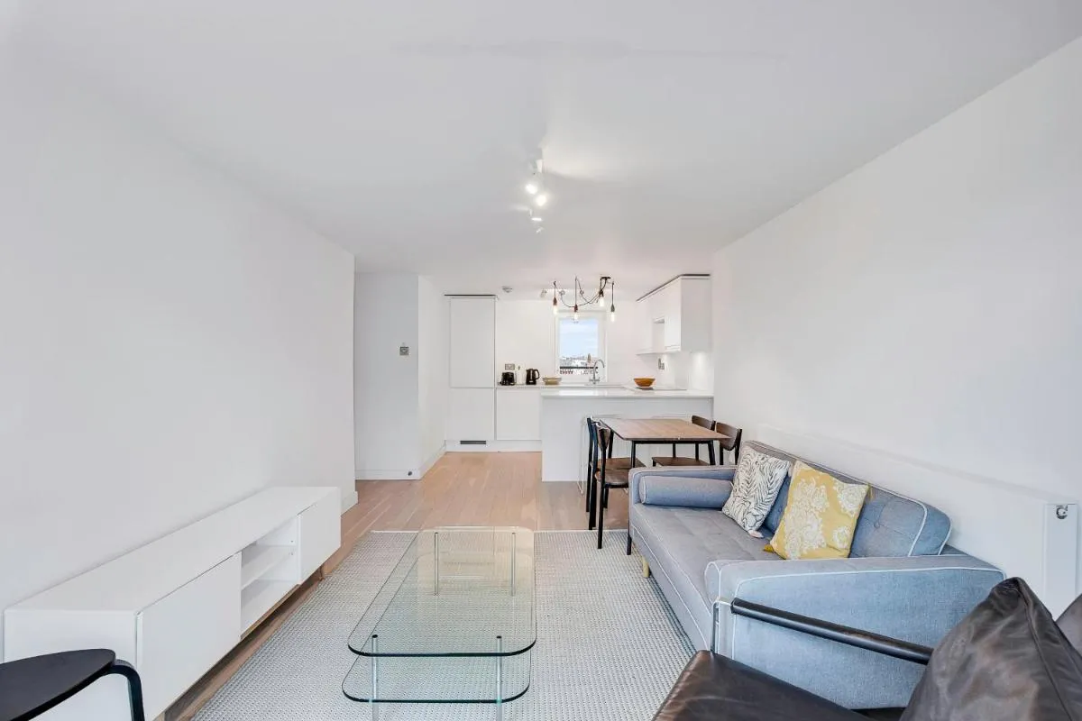 Image 2 of Bright and Spacious Belgravia Apartment