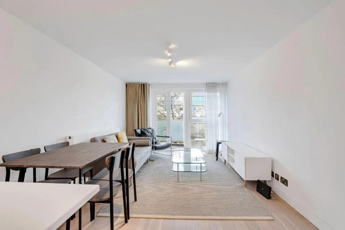 Image 1 of Bright and Spacious Belgravia Apartment